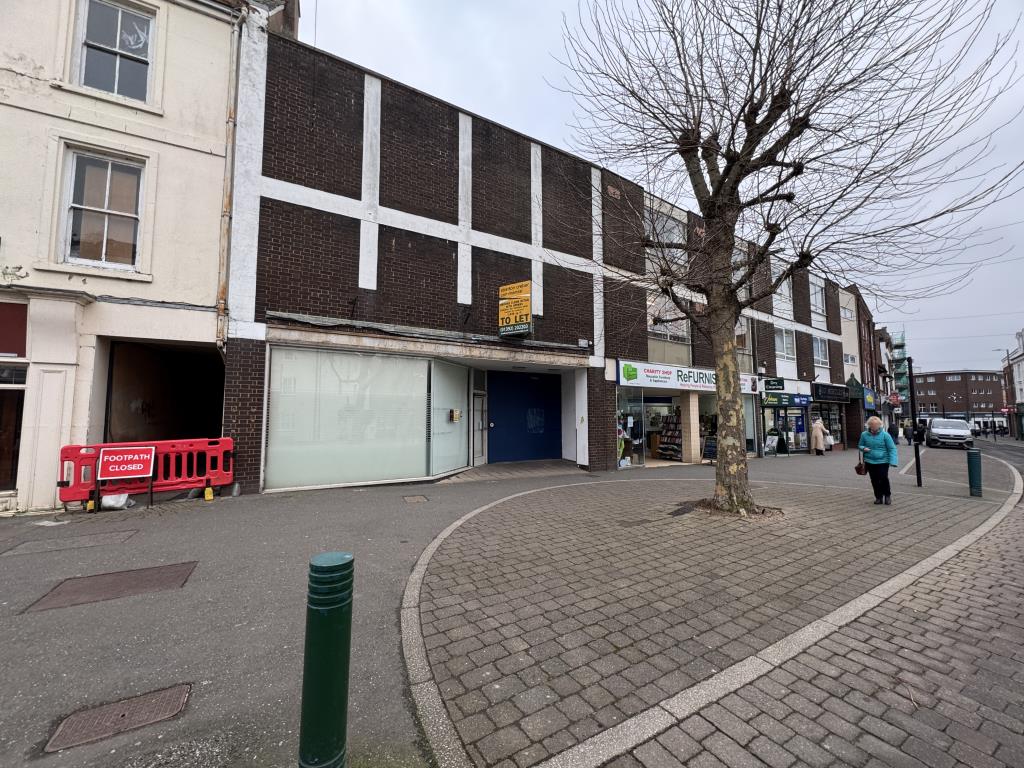 Lot: 85 - FORMER BANK PREMISES - Front of the property
